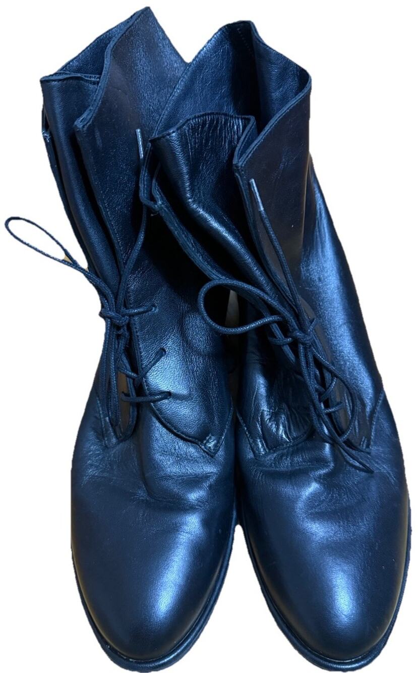 STUART WEITZMAN Woman’s Black Flat Leather Booties Made in Spain Size 9.5 M